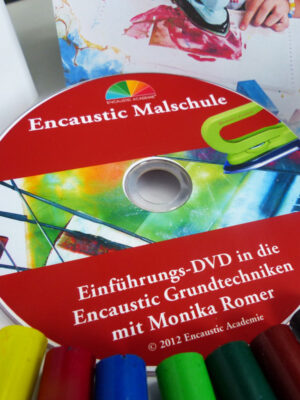 Encaustic Einsteiger-Set mit Maleisen, Wachsfarben, Malkarten und Anleitung auf DVD, Coverfoto mit Monika Romer